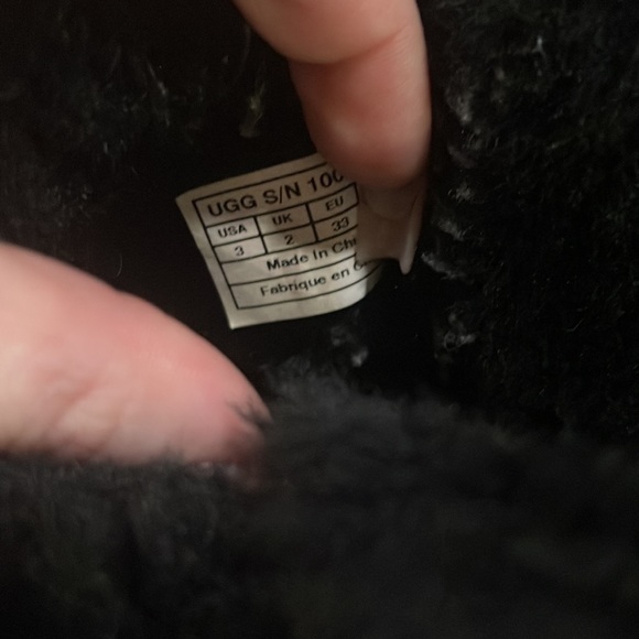 Kids Mini Bailey Button Uggs - Picture 3 of 4